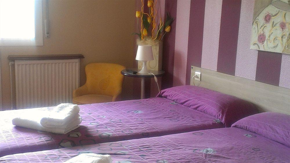 Alojamientos Olga Pamplona Exterior photo A room at the hotel