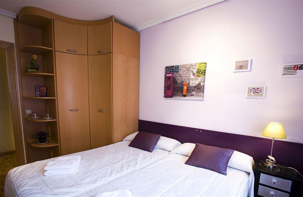 Alojamientos Olga Pamplona Exterior photo A bedroom
