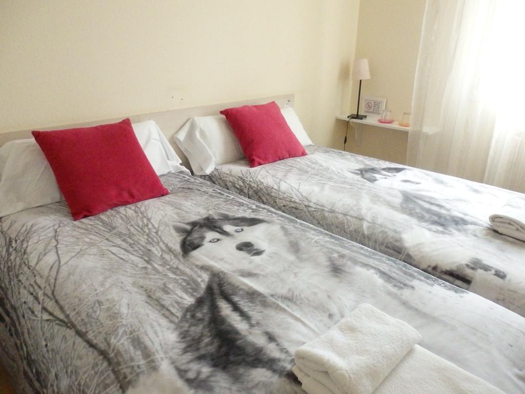 Alojamientos Olga Pamplona Exterior photo A bed