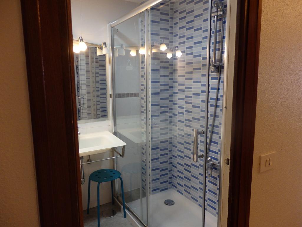 Alojamientos Olga Pamplona Exterior photo A shower cubicle