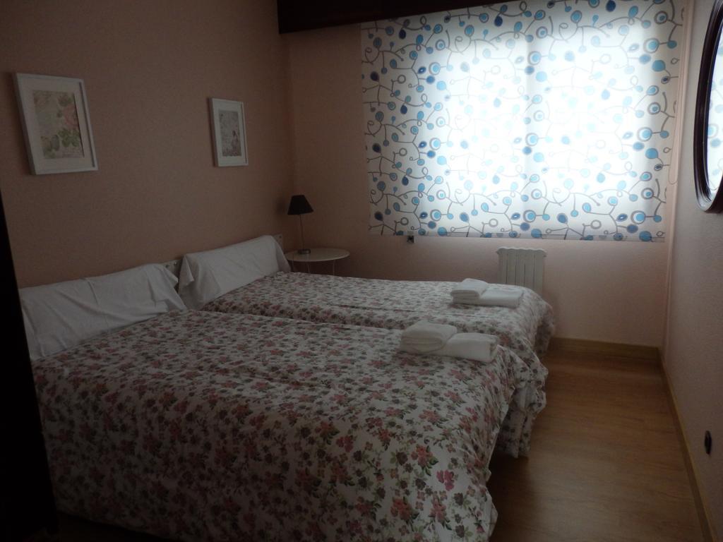 Alojamientos Olga Pamplona Exterior photo A bedroom in a rural hotel in Spain