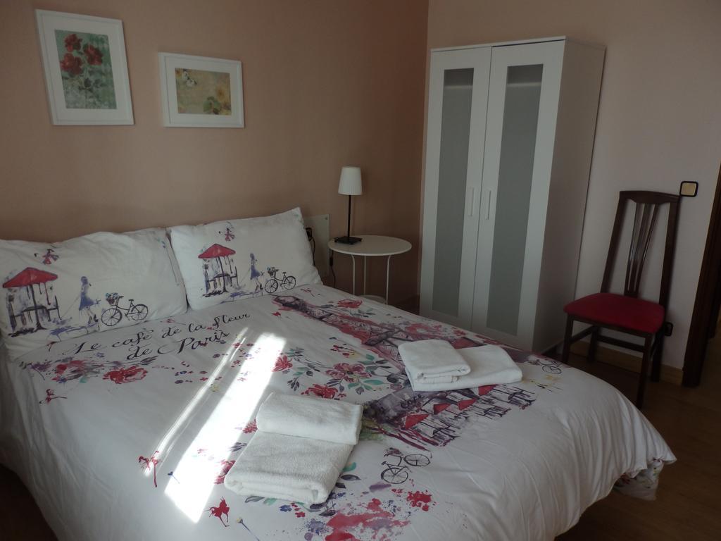 Alojamientos Olga Pamplona Exterior photo A bedroom in a bed and breakfast in England