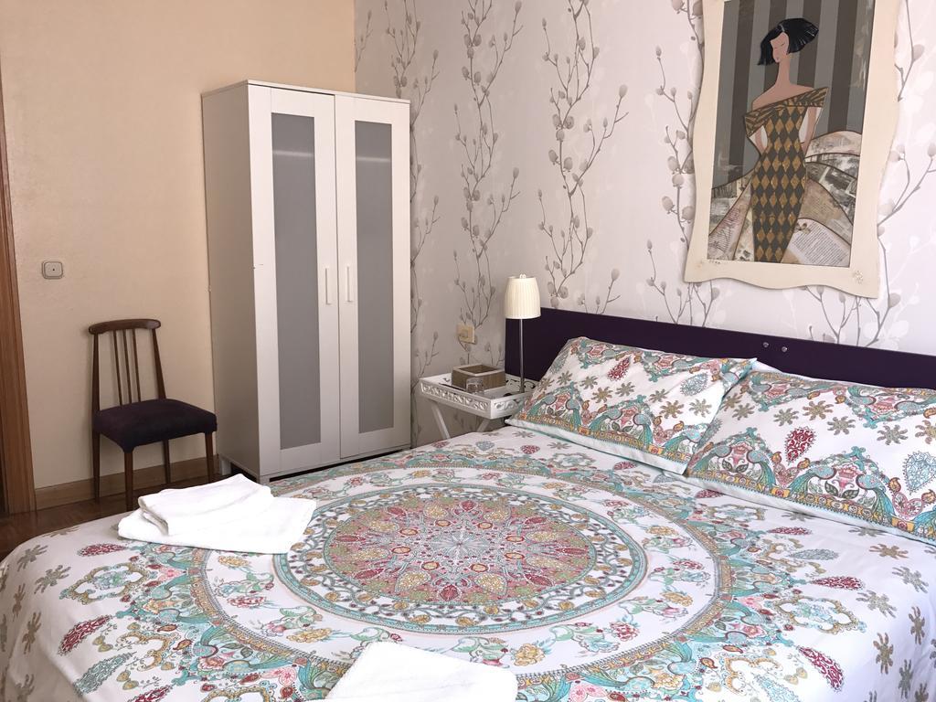Alojamientos Olga Pamplona Exterior photo A bedroom in a hotel