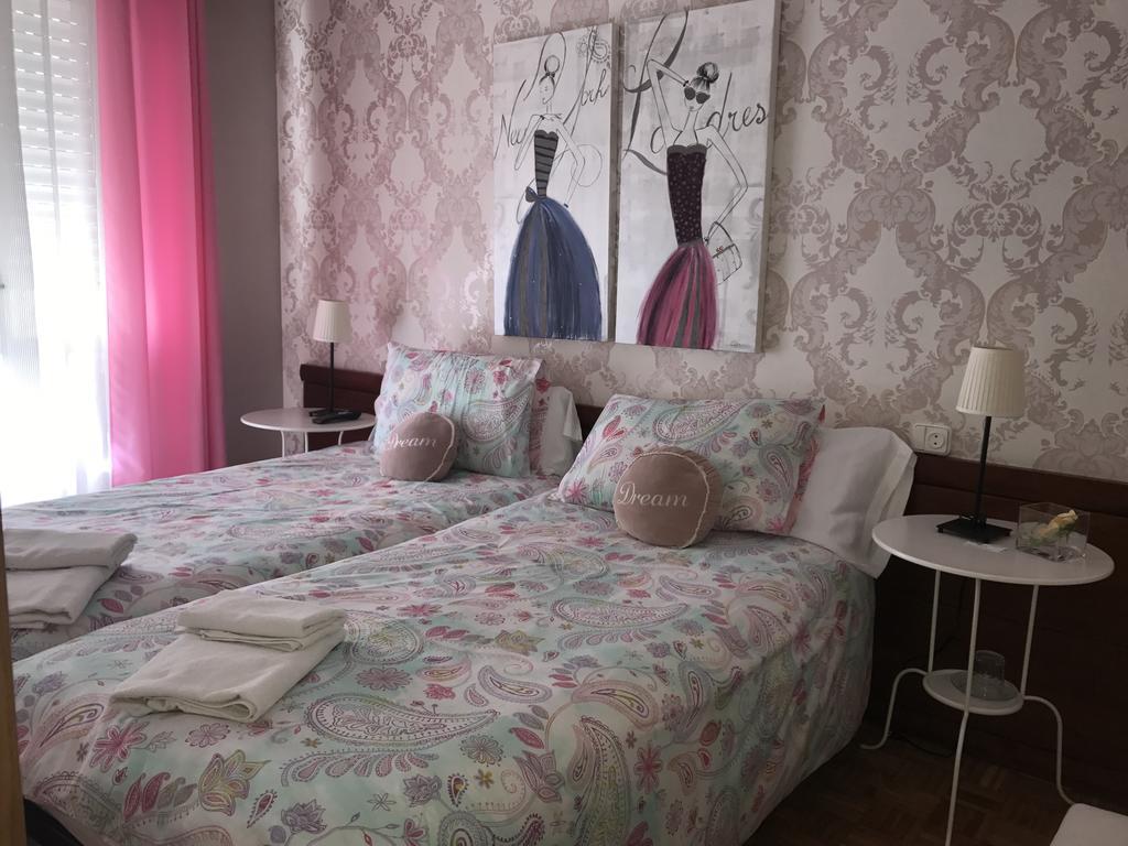 Alojamientos Olga Pamplona Exterior photo A bedroom in a hotel in Italy