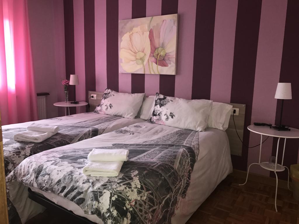 Alojamientos Olga Pamplona Exterior photo A room at the hotel