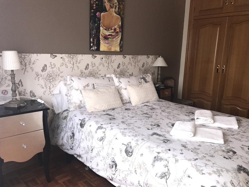 Alojamientos Olga Pamplona Exterior photo A bedroom in a hotel