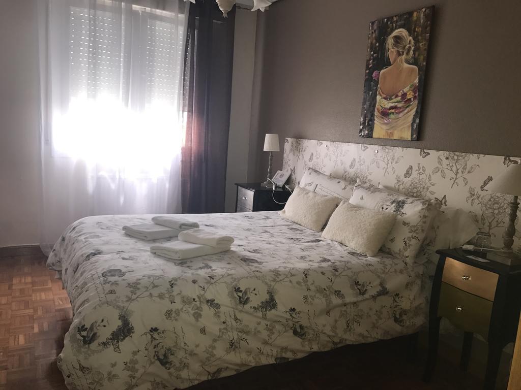 Alojamientos Olga Pamplona Exterior photo A bedroom at the hotel