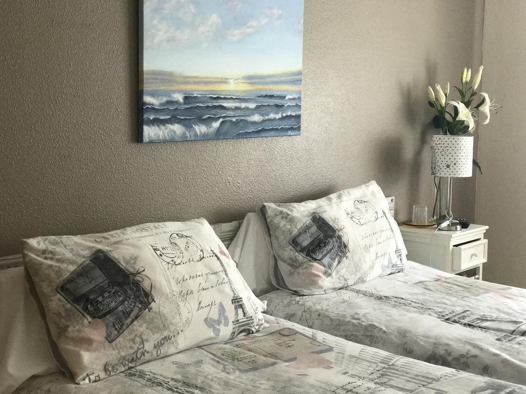 Alojamientos Olga Pamplona Exterior photo A bedroom with a bed and a bedside table