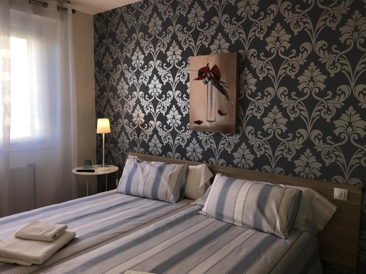 Alojamientos Olga Pamplona Exterior photo A bedroom in a hotel