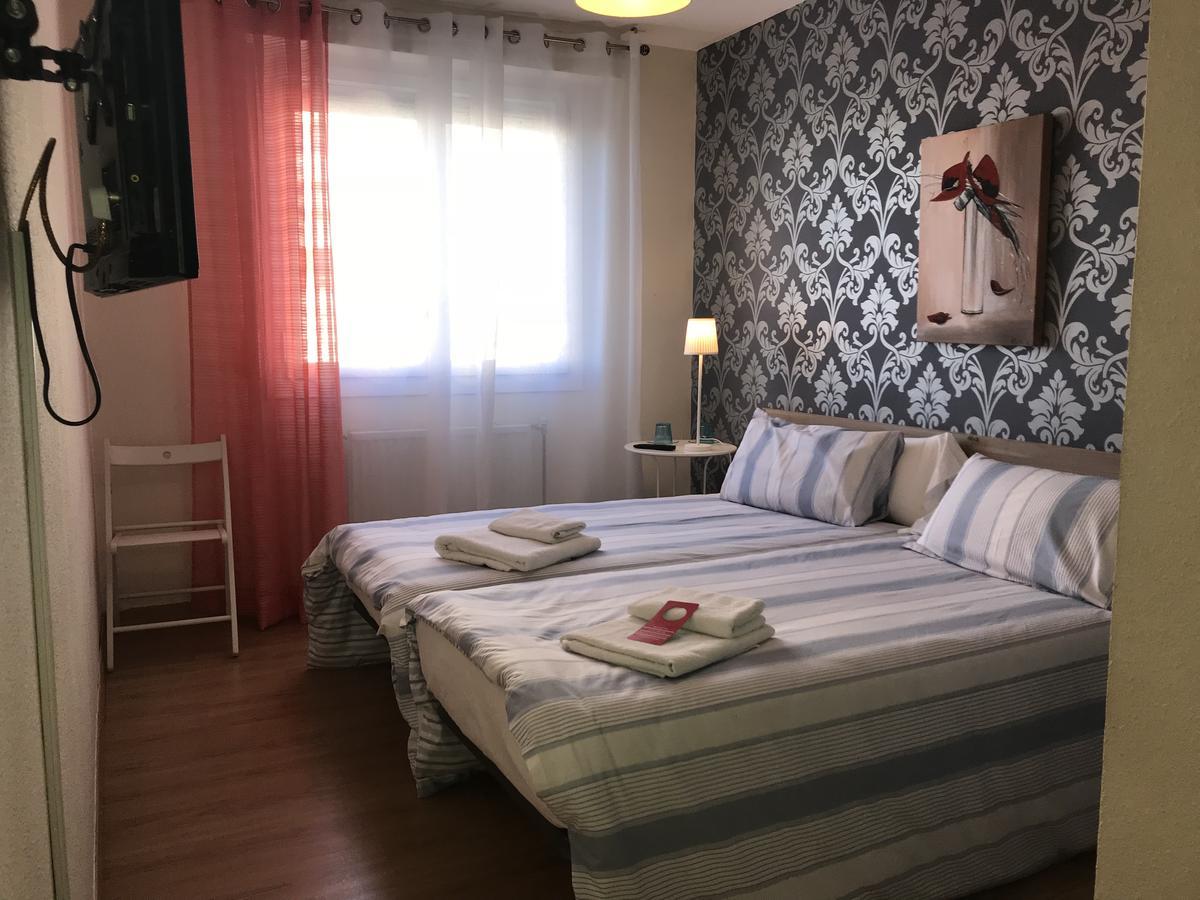 Alojamientos Olga Pamplona Exterior photo A room at the hotel