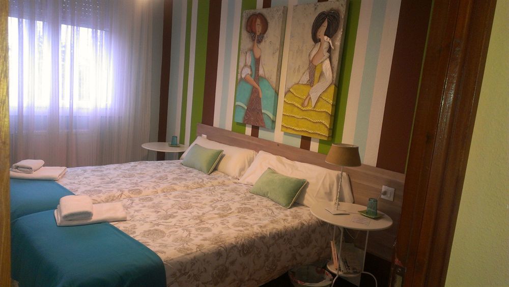 Alojamientos Olga Pamplona Exterior photo A bedroom at the hotel