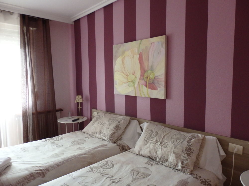 Alojamientos Olga Pamplona Exterior photo A room at the hotel