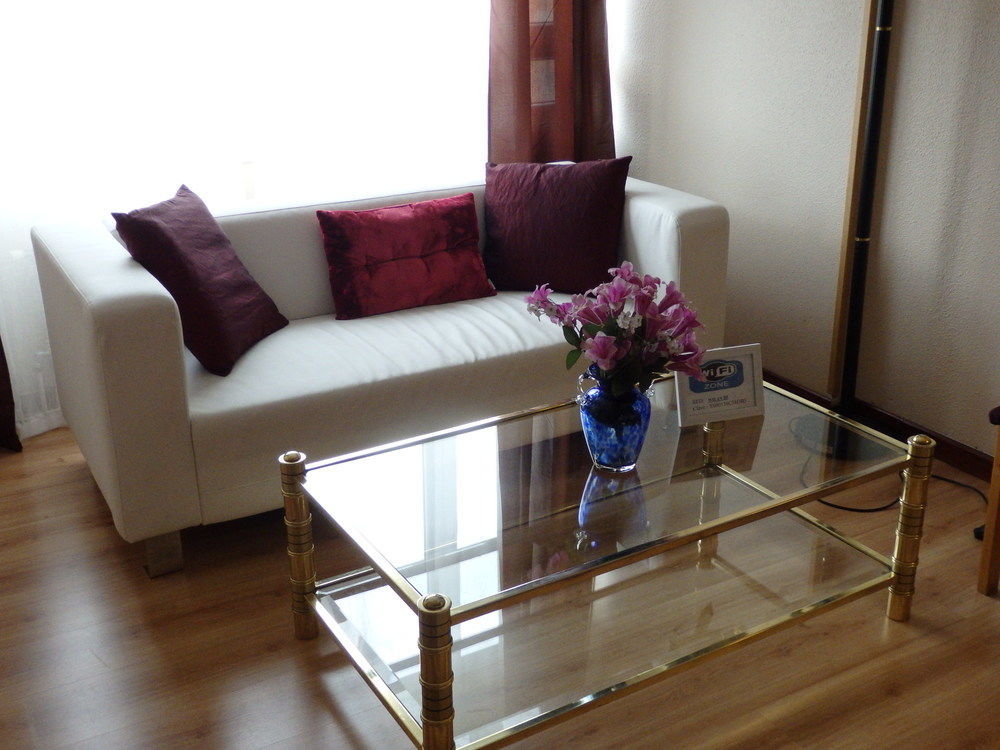 Alojamientos Olga Pamplona Exterior photo A coffee table