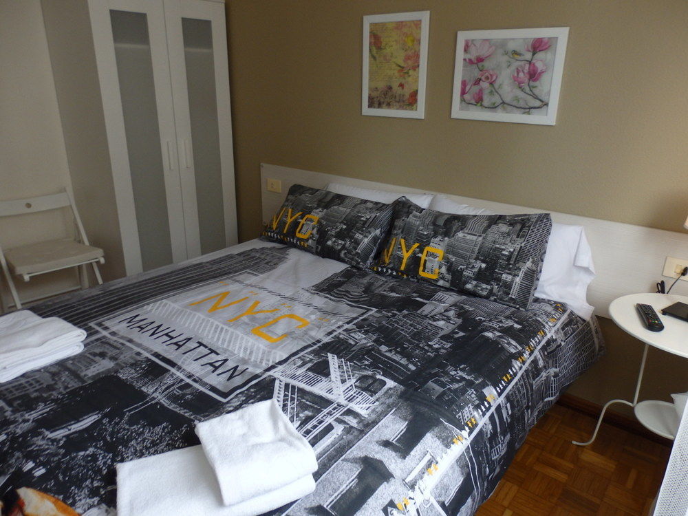 Alojamientos Olga Pamplona Exterior photo A bedroom
