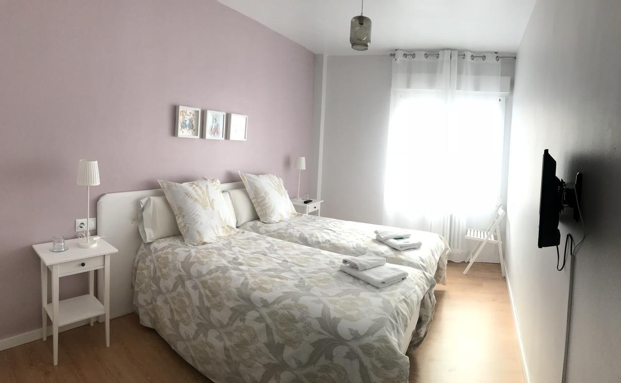 Alojamientos Olga Pamplona Exterior photo A bedroom in a hotel