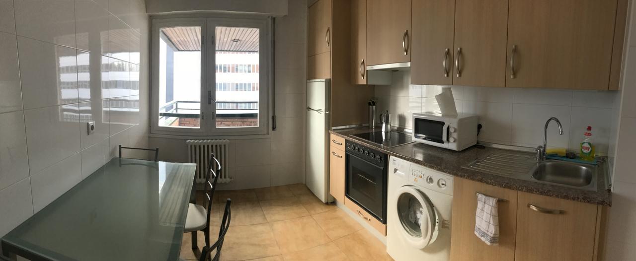 Alojamientos Olga Pamplona Room photo A typical kitchen in a student apartment