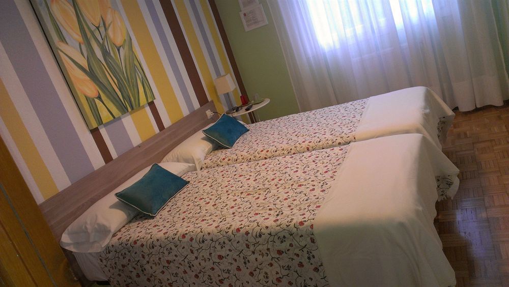Alojamientos Olga Pamplona Exterior photo A bed