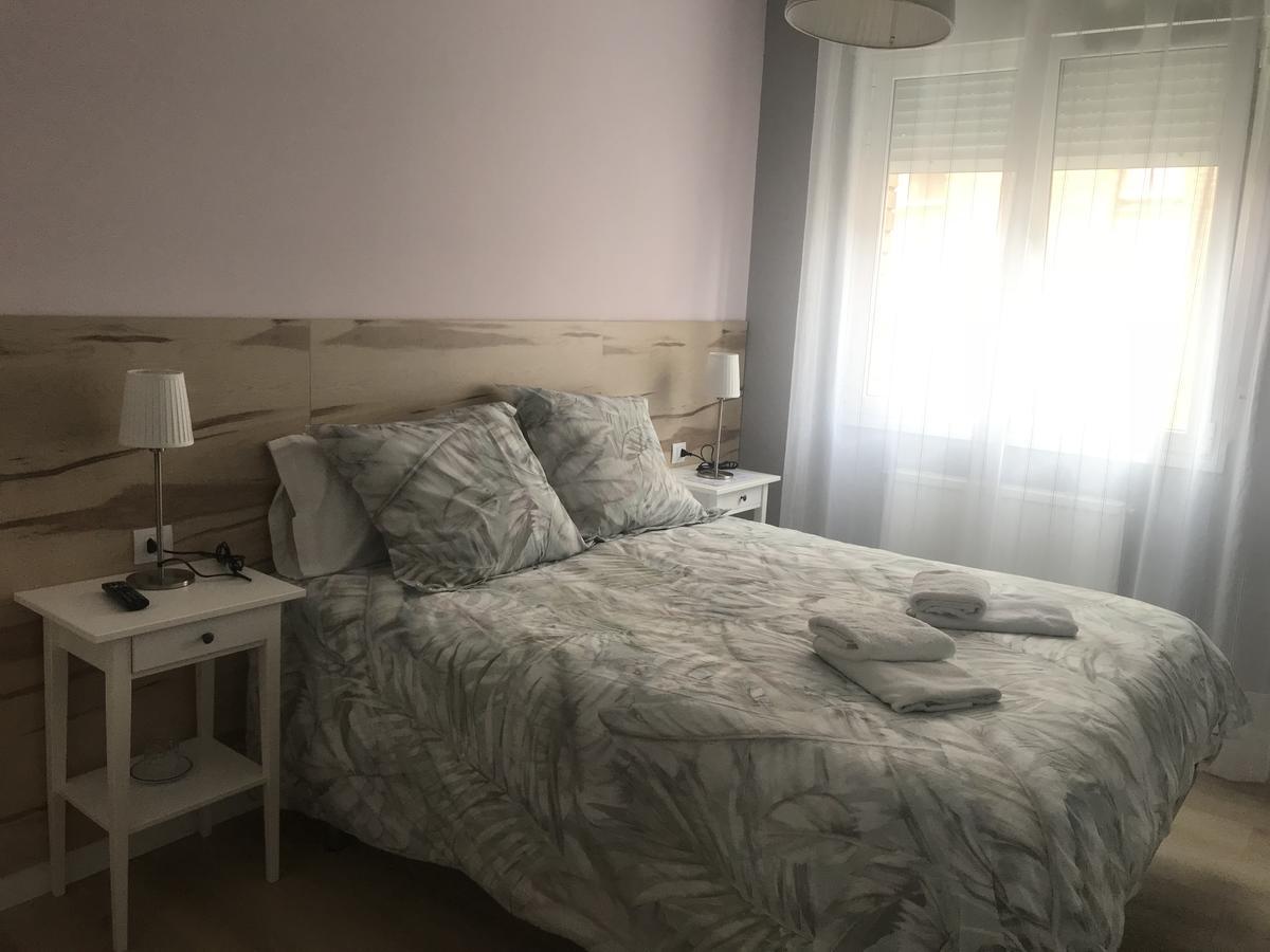 Alojamientos Olga Pamplona Exterior photo A bedroom in a hotel in Spain