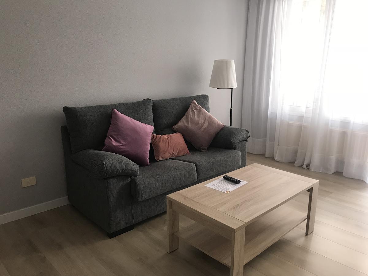 Alojamientos Olga Pamplona Exterior photo A sofa in a living room